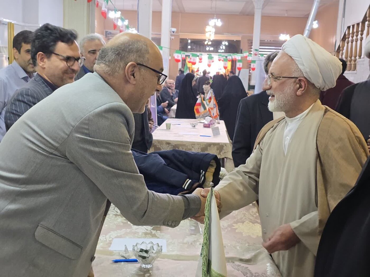 بازدید مشاور محترم وزیر امور اقتصادی و دارایی از میز خدمت بانک ملی استان قم در مسیر راهپیمایی پرشکوه یوم الله بیست ودوم بهمن