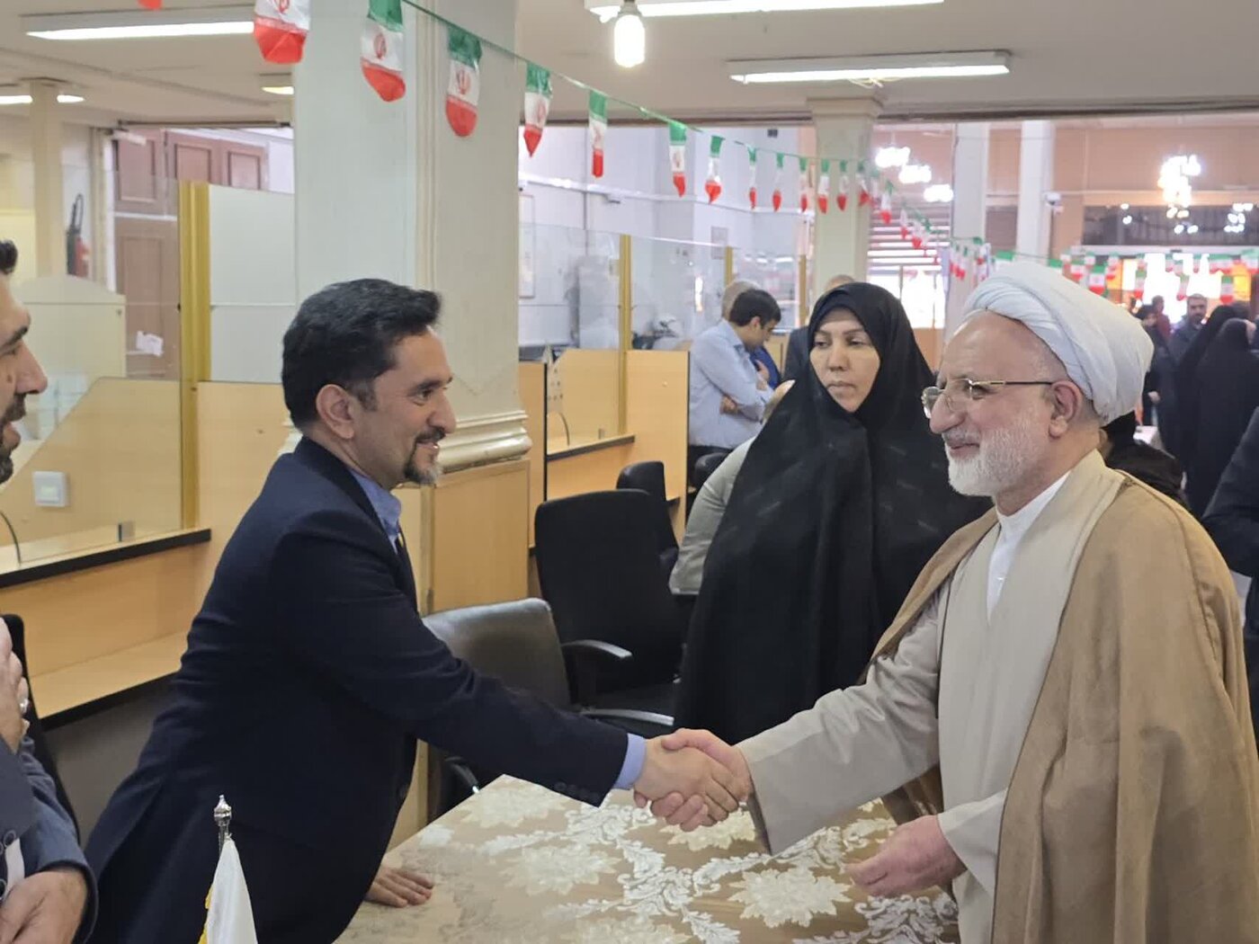 بازدید مشاور محترم وزیر امور اقتصادی و دارایی از میز خدمت بانک ملی استان قم در مسیر راهپیمایی پرشکوه یوم الله بیست ودوم بهمن