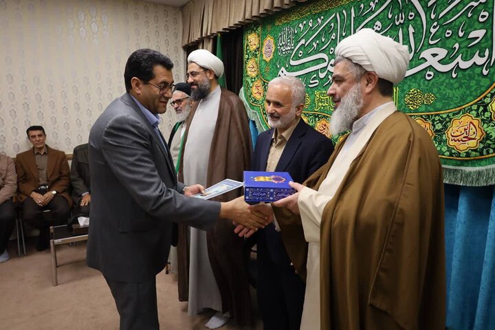 تقدیر از مدیرکل امور اقتصادی و دارایی استان همدان در نخستین نماز جمعه ماه مبارک رمضان