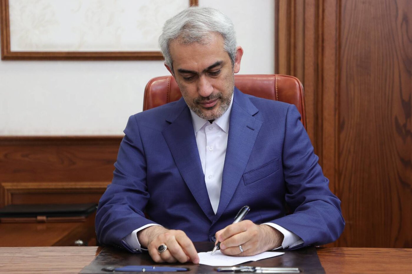 وزیر اقتصاد دستورالعمل حمایت مالی از بنگاه‌های آسیب‌دیده از جنگ تحمیلی سوم را ابلاغ کرد