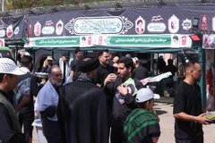 خدمت رسانی به زائران امام شهید توسط موکب شهدای وزارت امور اقتصادی و دارایی در روز اول مراسم وداع در مصلی امام خمینی(ره)