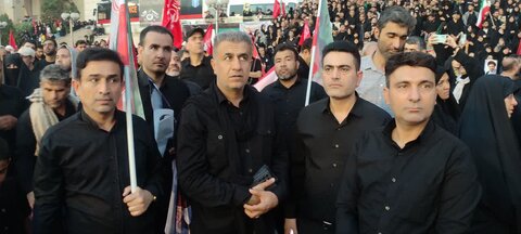 پیروان ولایت در سنگر اقتصادی خوزستان با چشمانی اشکبار در پی آخرین وداع با رهبر شهید