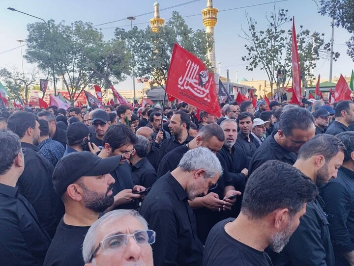 حضور وزیر اقتصاد در مراسم تشییع رهبر شهید انقلاب در مشهد مقدس