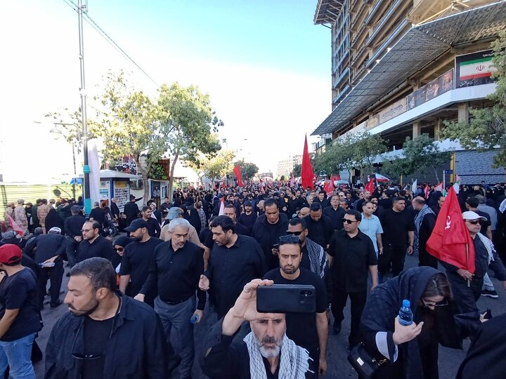 حضور وزیر اقتصاد در مراسم تشییع رهبر شهید انقلاب در مشهد مقدس