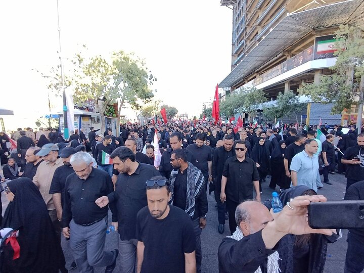 حضور وزیر اقتصاد در مراسم تشییع رهبر شهید انقلاب در مشهد مقدس