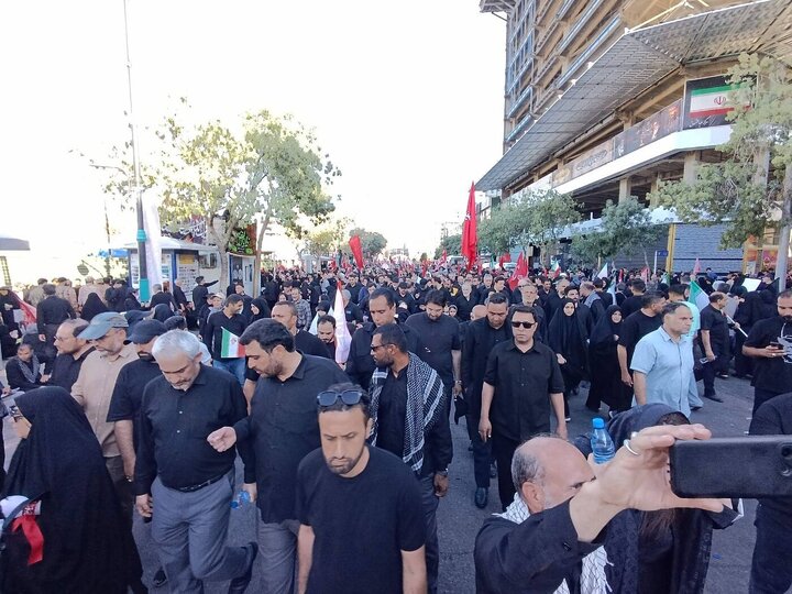 حضور وزیر اقتصاد در مراسم تشییع رهبر شهید انقلاب در مشهد مقدس