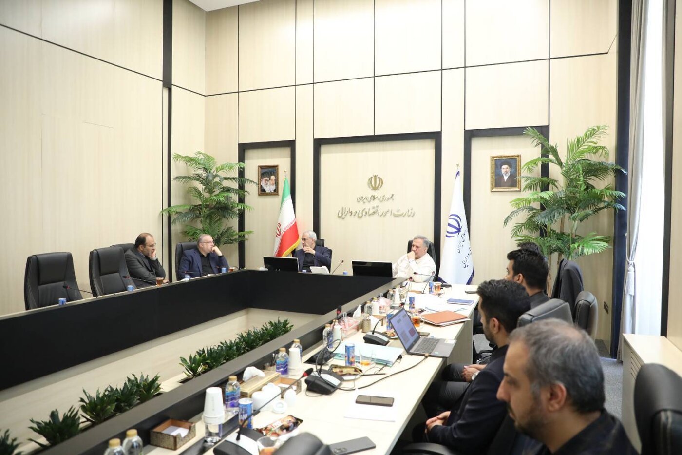 نشست وزیر اقتصاد با اعضای کمیسیون اقتصادی مجلس برگزار شد