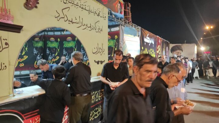 تصاویری از میزبانی در ایستگاه شماره یک میثاق سرخ - عوارضی قم (هفتاد و دو تن)/ یکشنبه شب ۱۴ تیر ۱۴۰۵