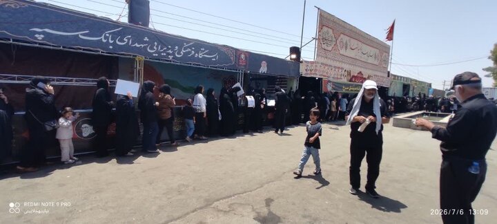 گرمای ظهر تابستان انبوه مسافران موکب شماره‌ی یک دستگاههای تابعه وزارت اقتصاد در عوارضی قم