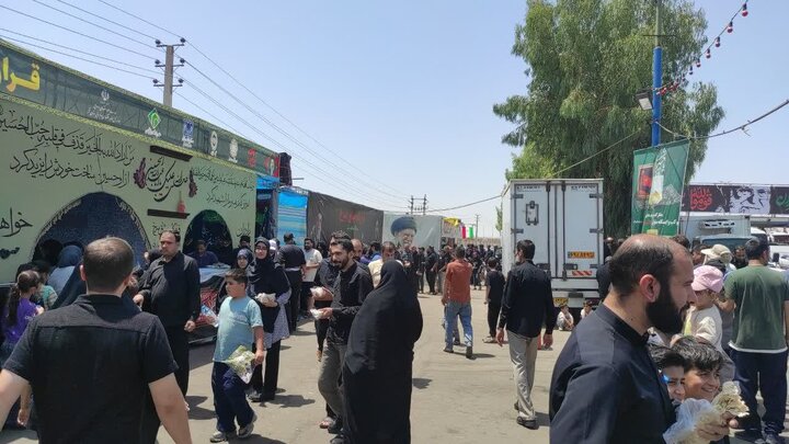گرمای ظهر تابستان انبوه مسافران موکب شماره‌ی یک دستگاههای تابعه وزارت اقتصاد در عوارضی قم