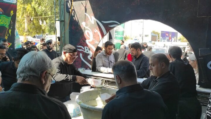 گرمای ظهر تابستان انبوه مسافران موکب شماره‌ی یک دستگاههای تابعه وزارت اقتصاد در عوارضی قم