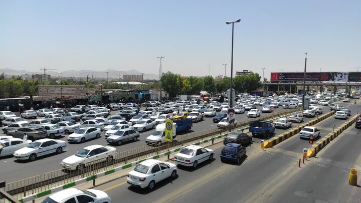 گرمای ظهر تابستان انبوه مسافران موکب شماره‌ی یک دستگاههای تابعه وزارت اقتصاد در عوارضی قم