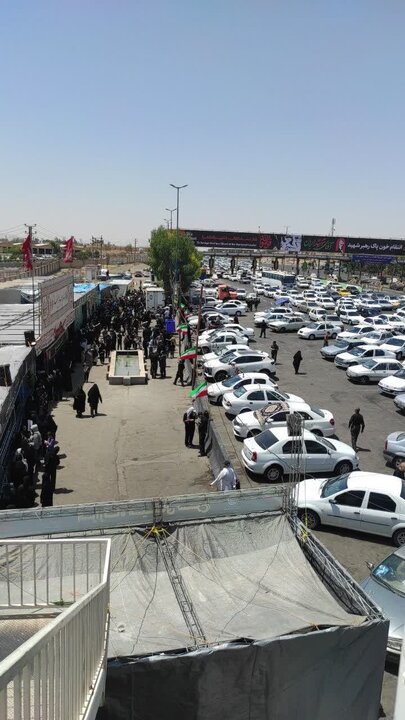 گرمای ظهر تابستان انبوه مسافران موکب شماره‌ی یک دستگاههای تابعه وزارت اقتصاد در عوارضی قم