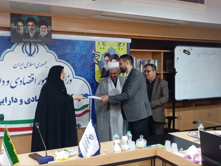 تجلیل از عوامل اجرایی میزبانی در مراسم تشییع رهبر شهید