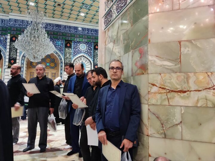 حضور همکاران اداره کل امور اقتصادی و دارایی در مراسم یادبود رهبر شهید در حرم حضرت معصومه (س)