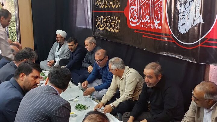 تصاویری از برگزاری مراسم بزرگداشت رهبر شهید انقلاب با حضور مدیران  دستگاه‌های تابعه وزارت اقتصاد در اداره کل امور اقتصادی و دارایی استان قم