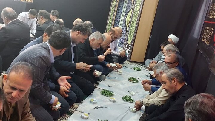 تصاویری از برگزاری مراسم بزرگداشت رهبر شهید انقلاب با حضور مدیران  دستگاه‌های تابعه وزارت اقتصاد در اداره کل امور اقتصادی و دارایی استان قم