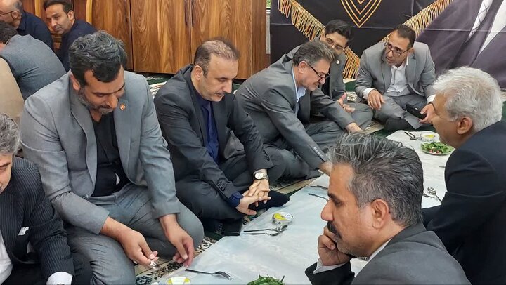 تصاویری از برگزاری مراسم بزرگداشت رهبر شهید انقلاب با حضور مدیران  دستگاه‌های تابعه وزارت اقتصاد در اداره کل امور اقتصادی و دارایی استان قم
