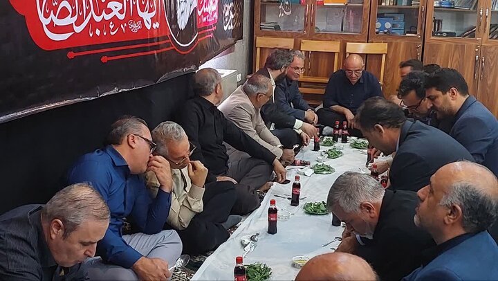 تصاویری از برگزاری مراسم بزرگداشت رهبر شهید انقلاب با حضور مدیران  دستگاه‌های تابعه وزارت اقتصاد در اداره کل امور اقتصادی و دارایی استان قم