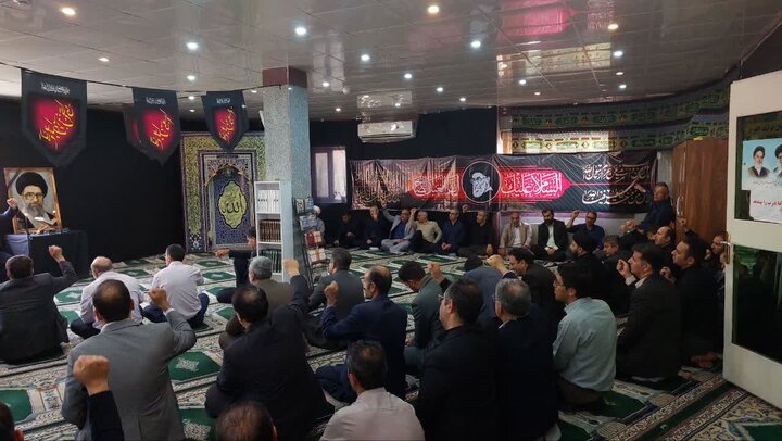 تصاویری از برگزاری مراسم بزرگداشت رهبر شهید انقلاب با حضور مدیران  دستگاه‌های تابعه وزارت اقتصاد در اداره کل امور اقتصادی و دارایی استان قم