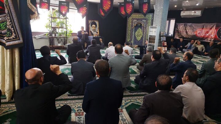 تصاویری از برگزاری مراسم بزرگداشت رهبر شهید انقلاب با حضور مدیران  دستگاه‌های تابعه وزارت اقتصاد در اداره کل امور اقتصادی و دارایی استان قم