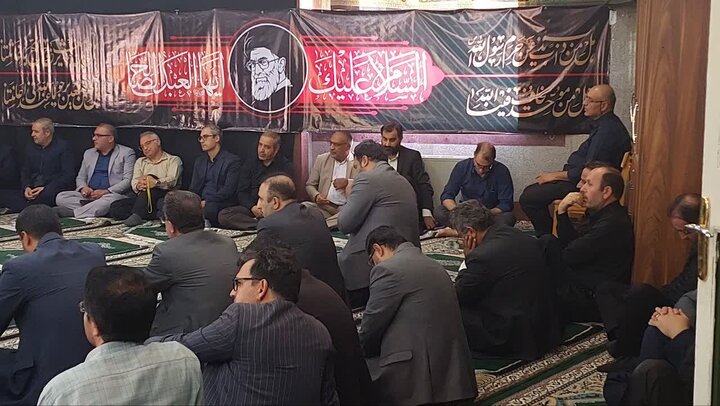 تصاویری از برگزاری مراسم بزرگداشت رهبر شهید انقلاب با حضور مدیران  دستگاه‌های تابعه وزارت اقتصاد در اداره کل امور اقتصادی و دارایی استان قم