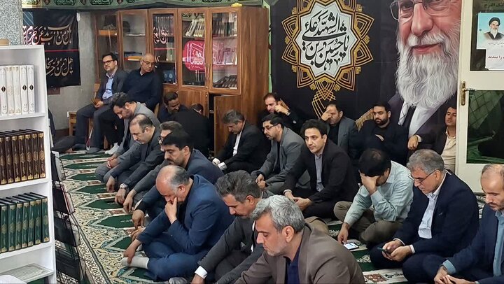 تصاویری از برگزاری مراسم بزرگداشت رهبر شهید انقلاب با حضور مدیران  دستگاه‌های تابعه وزارت اقتصاد در اداره کل امور اقتصادی و دارایی استان قم