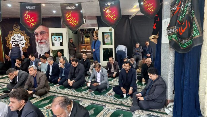 تصاویری از برگزاری مراسم بزرگداشت رهبر شهید انقلاب با حضور مدیران  دستگاه‌های تابعه وزارت اقتصاد در اداره کل امور اقتصادی و دارایی استان قم