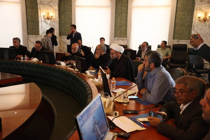 نشست مشترک اعضای کمیسیون اقتصادی مجلس و رییس کل بیمه مرکزی و معاون حقوقی وزیراقتصاد