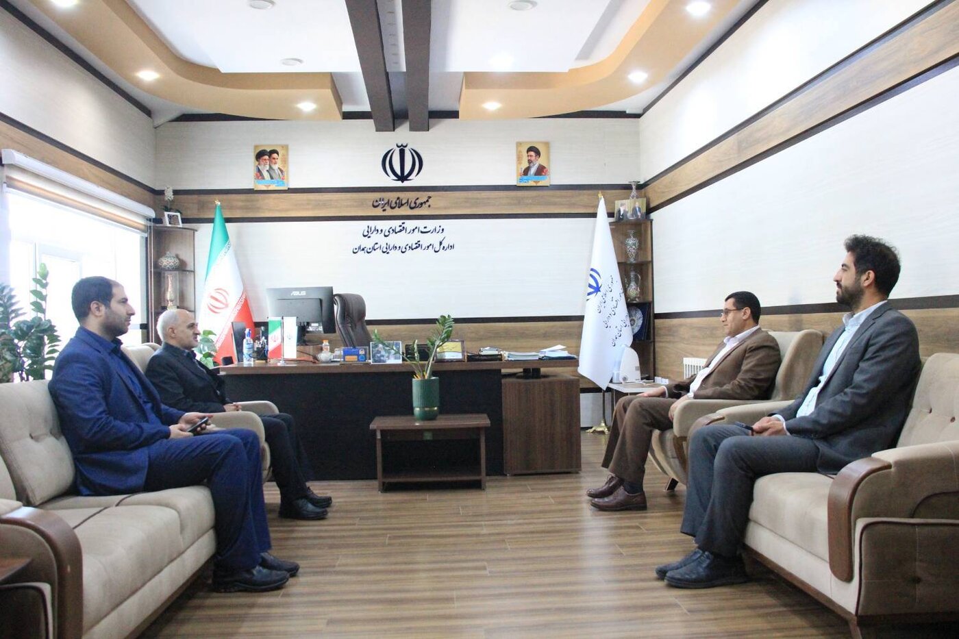 دیدار مدیر بیمه پاسارگاد با نماینده وزیر اقتصاد در استان