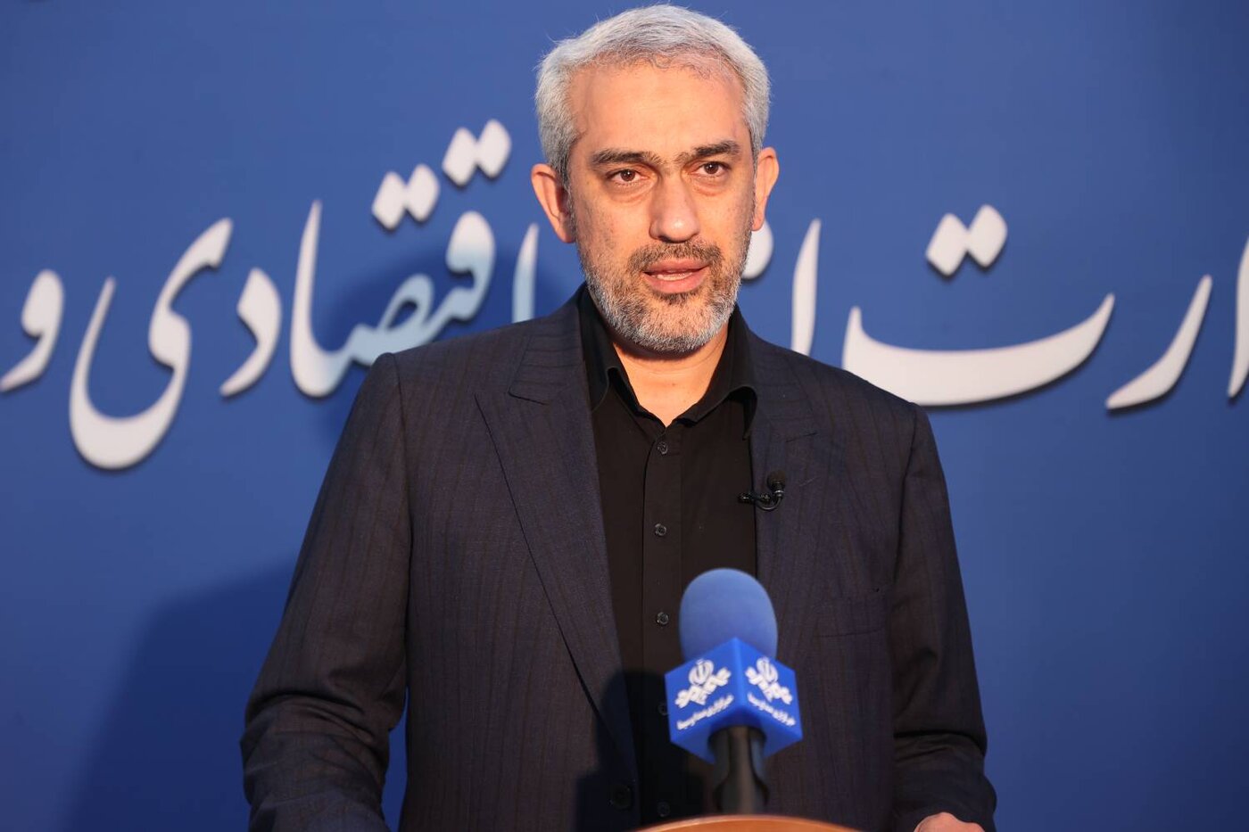 گزارش ویدئویی/ وزیر اقتصاد با تاکید بر اینکه دشمن آرزوی زمین زدن اقتصاد ایران را به گور خواهد برد، تصریح کرد: دولت برای دو سال آینده برنامه مقاومت اقتصادی دارد، مردم نگران نباشند