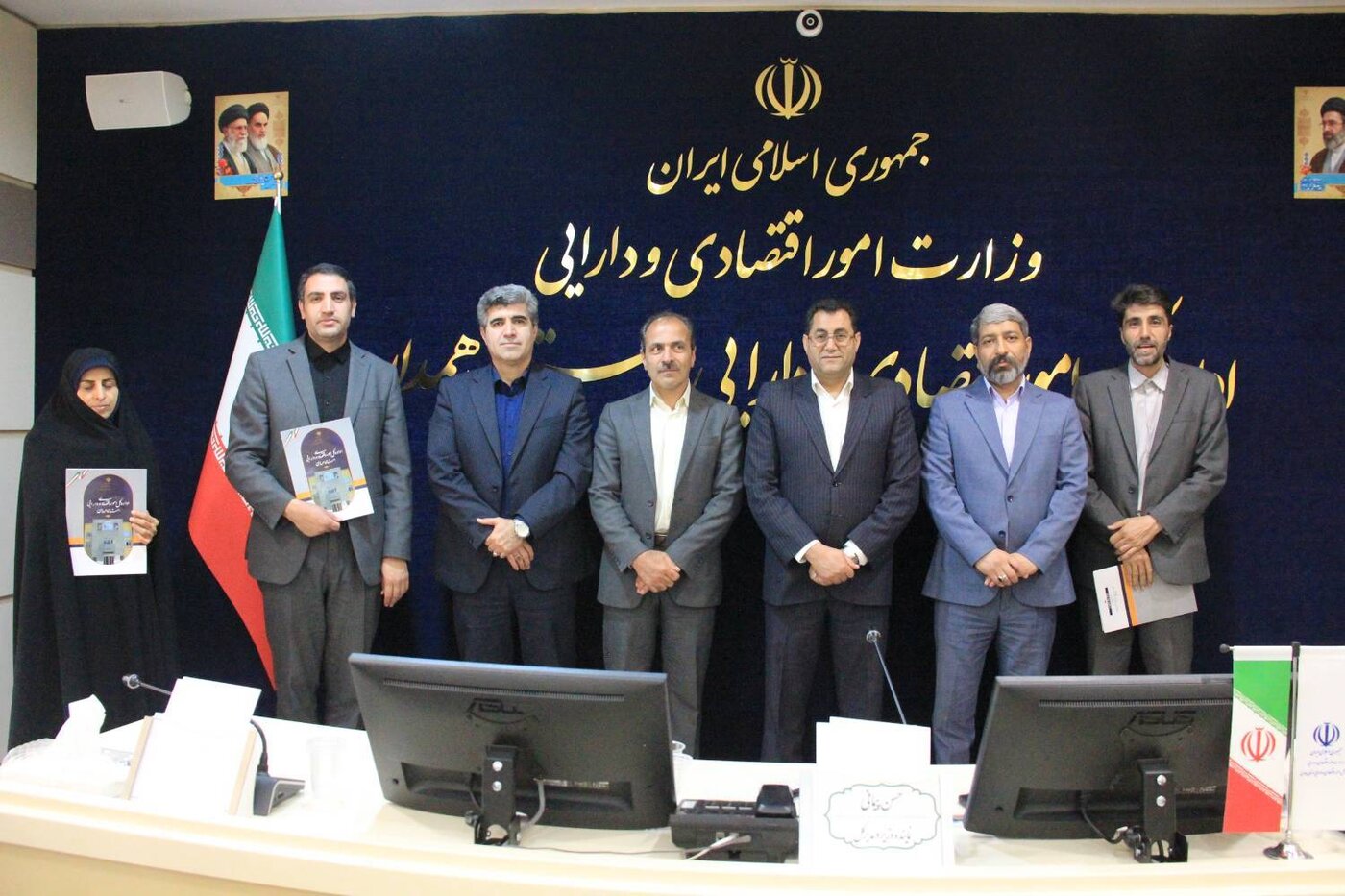 تقدیر نماینده وزیر اقتصاد از همکاران واحد حراست و فناوری اطلاعات