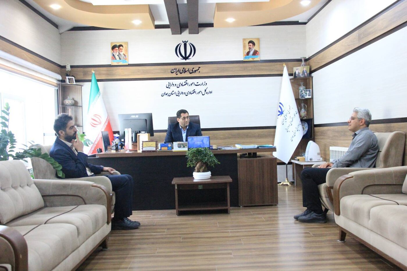 گفتگو نماینده وزیراقتصاد با مدیر مسئول رسانه خبری هگمتانه آنلاین