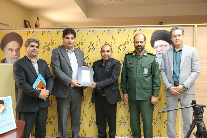 به مناسبت روز خبرنگار صورت گرفت:
قدردانی مدیر کل دارایی یزد به نمایندگی از استاندار از تلاش های خبرنگاران خبرگزاری دفاع مقدس