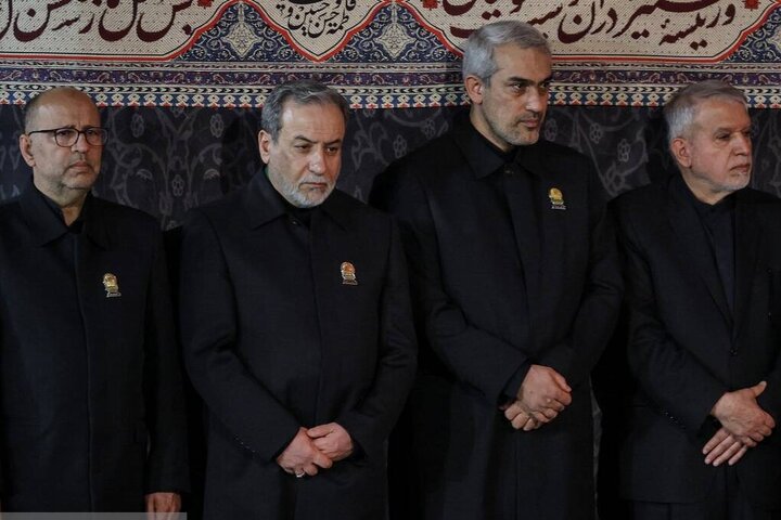 حضور وزیر اقتصاد در آیین خطبه‌خوانی شب شهادت امام رضا(ع) در حرم مطهر رضوی