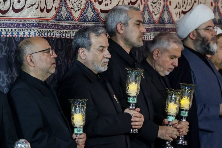 حضور وزیر اقتصاد در آیین خطبه‌خوانی شب شهادت امام رضا(ع) در حرم مطهر رضوی