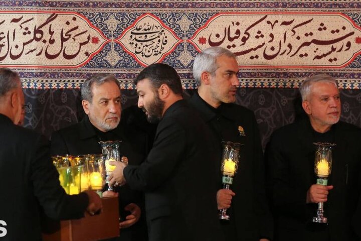 حضور وزیر اقتصاد در آیین خطبه‌خوانی شب شهادت امام رضا(ع) در حرم مطهر رضوی