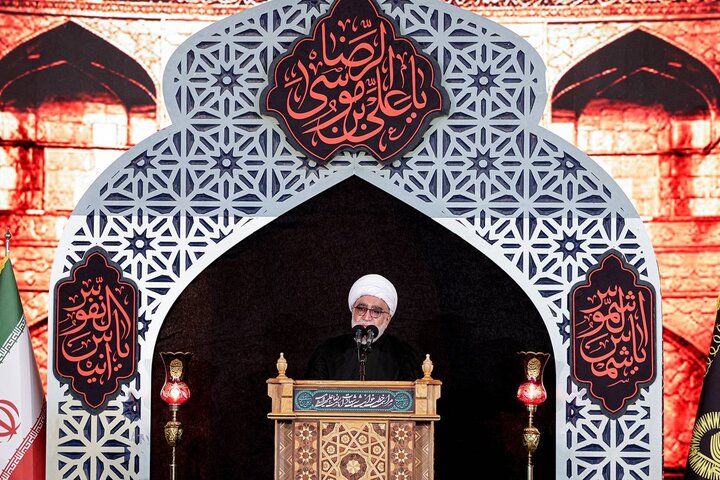حضور وزیر اقتصاد در آیین خطبه‌خوانی شب شهادت امام رضا(ع) در حرم مطهر رضوی
