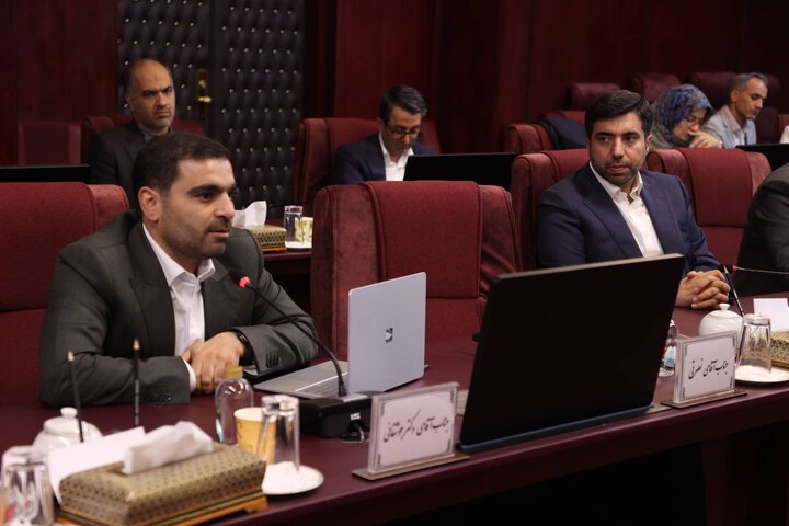 نشست مشترک وزیر اقتصاد با دبیر شورا و مدیران مناطق آزاد