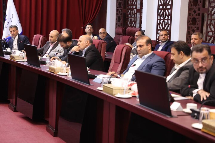 نشست مشترک وزیر اقتصاد با دبیر شورا و مدیران مناطق آزاد