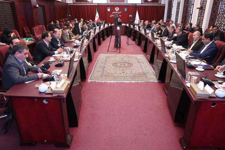 نشست مشترک وزیر اقتصاد با دبیر شورا و مدیران مناطق آزاد