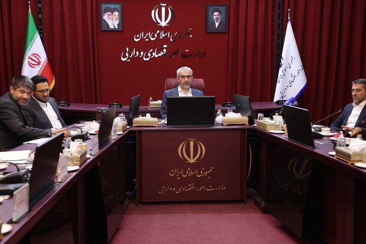 نشست مشترک وزیر اقتصاد با دبیر شورا و مدیران مناطق آزاد