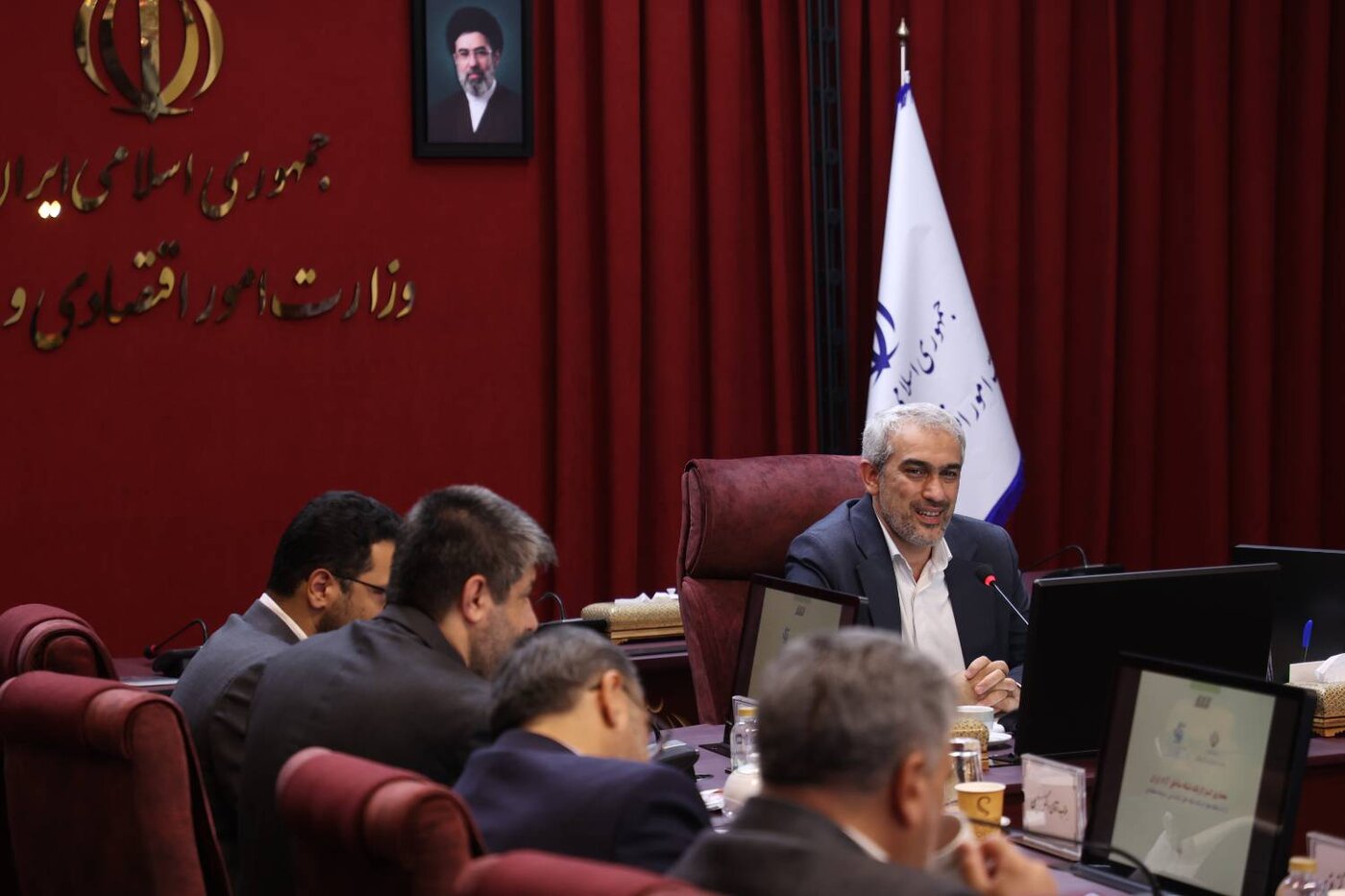 نشست مشترک وزیر اقتصاد با دبیر شورا و مدیران مناطق آزاد