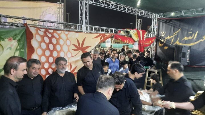پذیرایی از زائران اربعین حسینی حرم مطهر حضرت فاطمه معصومه سلام‌الله‌علیها در موکب پایگاه بسیج شهدای بانک ملی ایران و اداره کل امور اقتصادی و دارایی استان