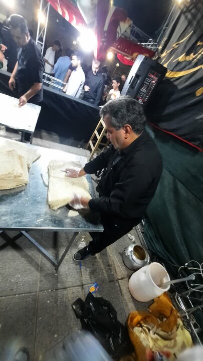 پذیرایی از زائران اربعین حسینی حرم مطهر حضرت فاطمه معصومه سلام‌الله‌علیها در موکب پایگاه بسیج شهدای بانک ملی ایران و اداره کل امور اقتصادی و دارایی استان