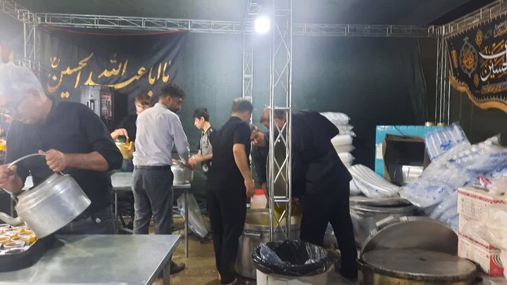 پذیرایی از زائران اربعین حسینی حرم مطهر حضرت فاطمه معصومه سلام‌الله‌علیها در موکب پایگاه بسیج شهدای بانک ملی ایران و اداره کل امور اقتصادی و دارایی استان