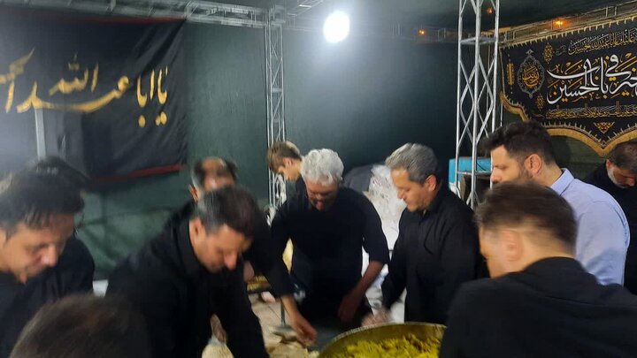 پذیرایی از زائران اربعین حسینی حرم مطهر حضرت فاطمه معصومه سلام‌الله‌علیها در موکب پایگاه بسیج شهدای بانک ملی ایران و اداره کل امور اقتصادی و دارایی استان