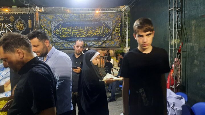 پذیرایی از زائران اربعین حسینی حرم مطهر حضرت فاطمه معصومه سلام‌الله‌علیها در موکب پایگاه بسیج شهدای بانک ملی ایران و اداره کل امور اقتصادی و دارایی استان