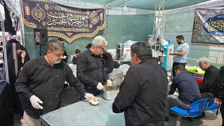 توزیع صبحانه و ناهار  در روز شهادت حضرت رسول اکرم صلی‌الله‌علیه‌وآله در موکب مشترک بانک ملی ایران و اداره کل اقتصاد و دارایی