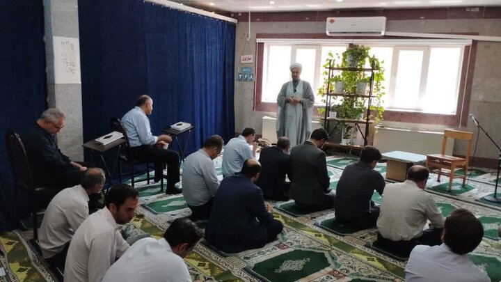گزارش تصویری برگزاری مراسم بزرگداشت چهلمین روز تدفین قائد شهید امت اسلام، آیت الله العظمی سید علی خامنه ای در اداره کل